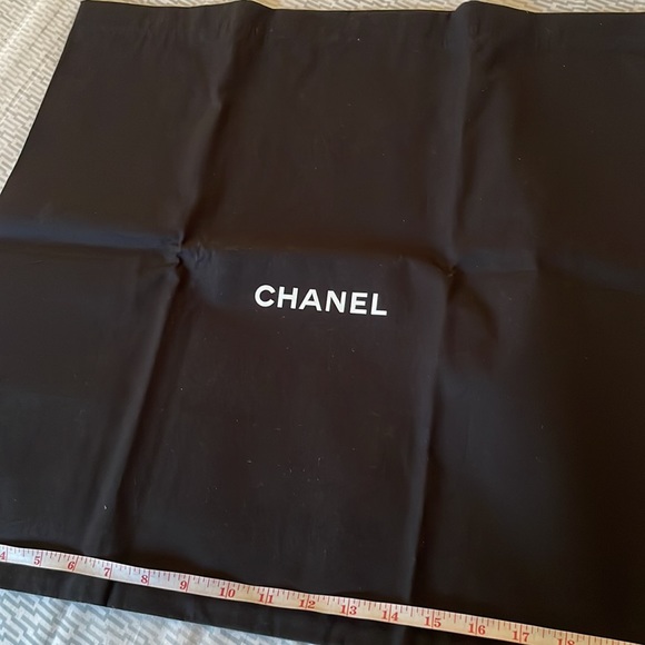 Authentic Chanel black dust bag 20 x 21 and cleaning cloth packet - Picture 4 of 9